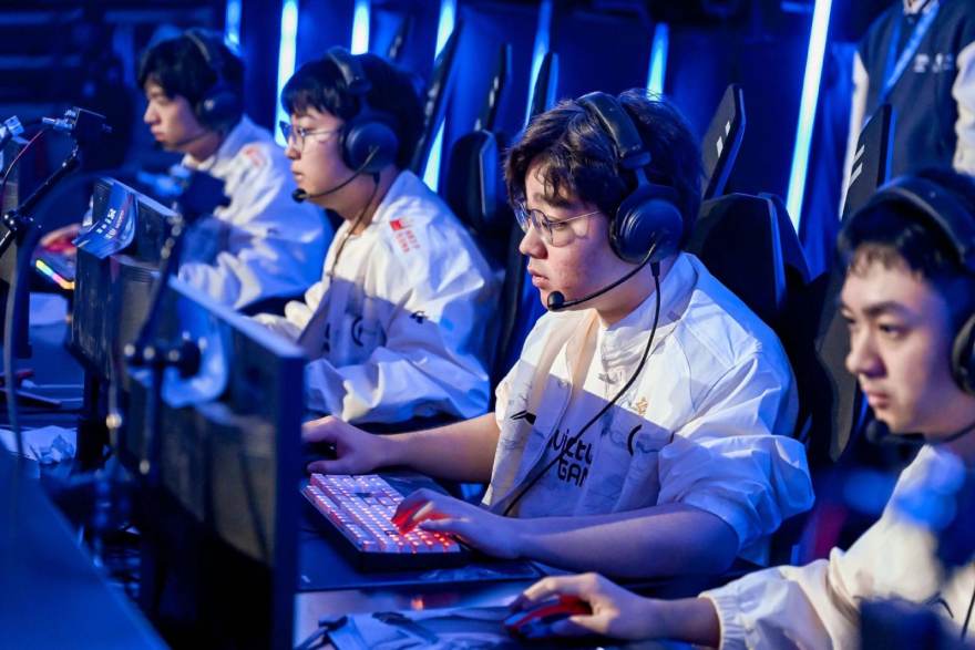 二路解说间的深夜复盘：三位内容创作者如何拆解同一场比赛